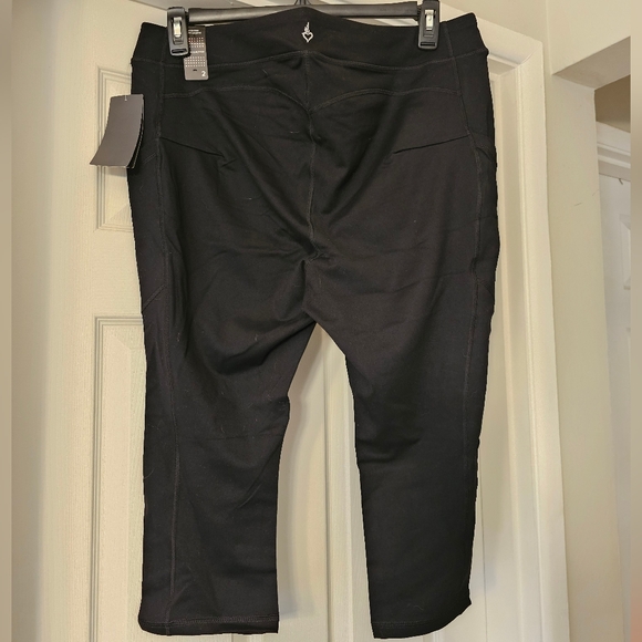 💥NEW! Torrid Bombshell Capri Leggings - Picture 2 of 9